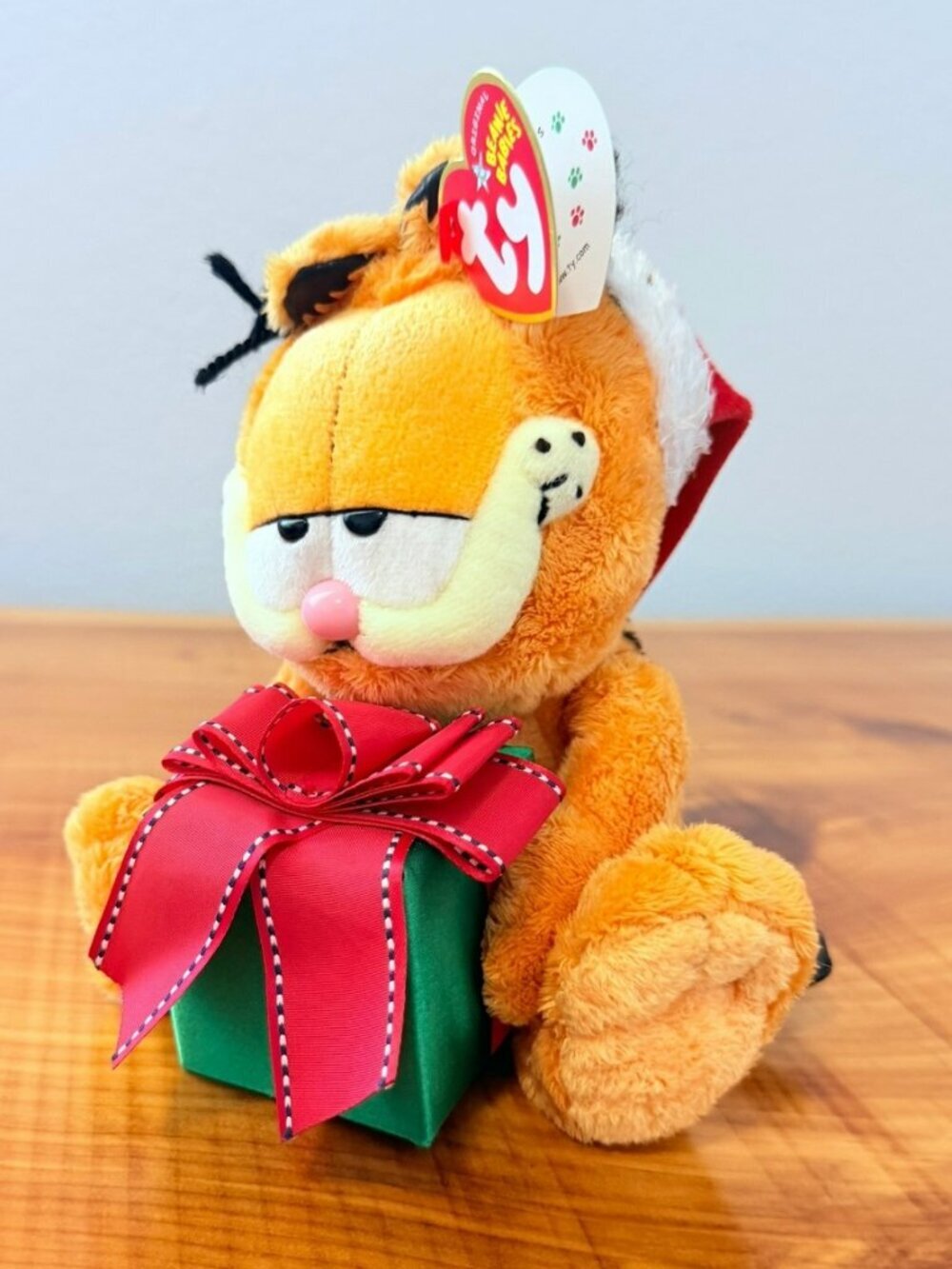 TY Beanie Baby Garfield Christmas "Happy Holiday"  Vintage 2005 Plush Toy.